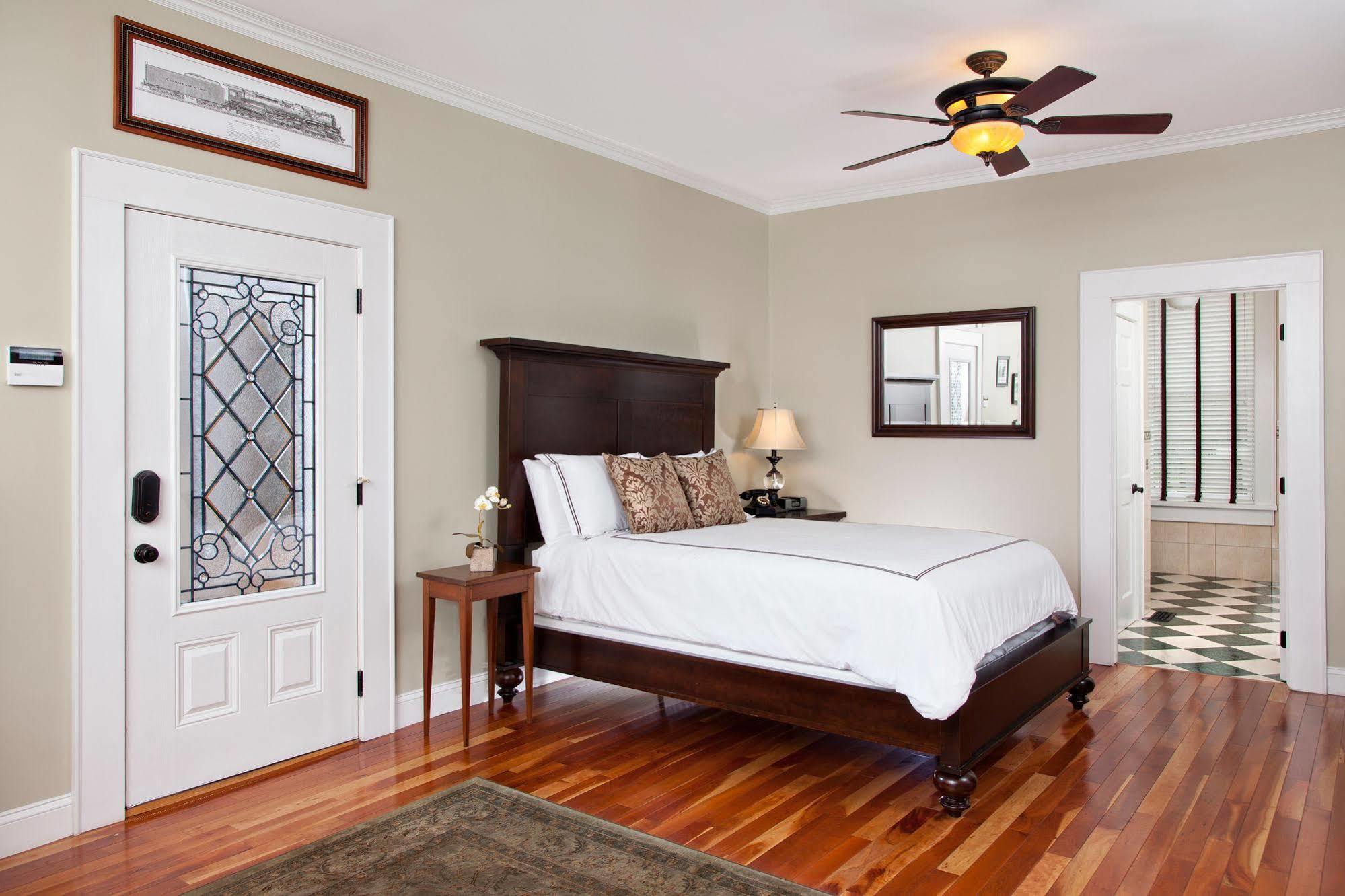 The Guest House Inn On Courthouse Square Hinton ภายนอก รูปภาพ