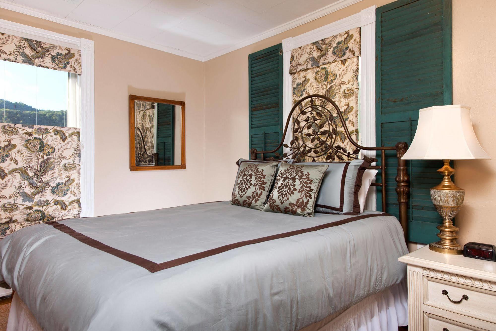 The Guest House Inn On Courthouse Square Hinton ภายนอก รูปภาพ